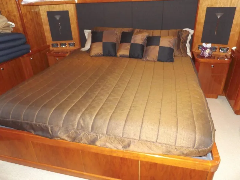 2006 Sunseeker Yacht - Raised Pilothouse