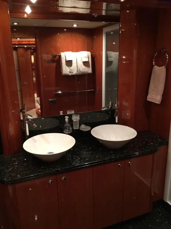 2006 Sunseeker Yacht - Raised Pilothouse