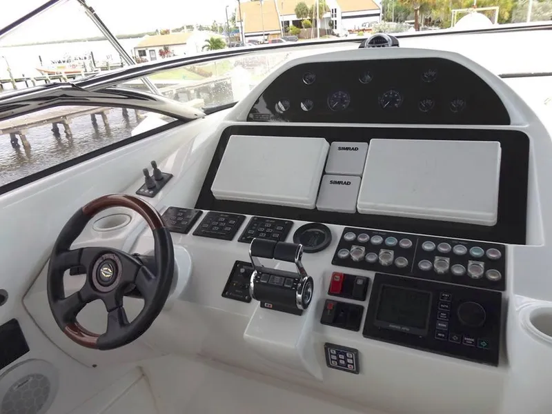 2006 Sunseeker Yacht - Raised Pilothouse