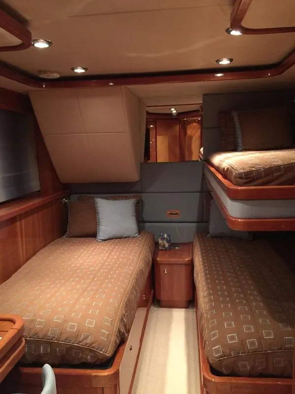 2006 Sunseeker Yacht - Raised Pilothouse