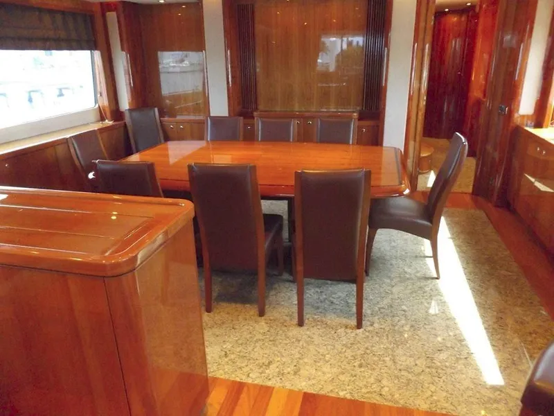 2006 Sunseeker Yacht - Raised Pilothouse