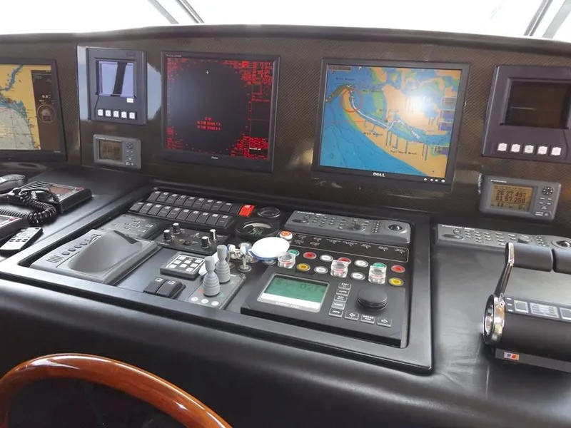 2006 Sunseeker Yacht - Raised Pilothouse