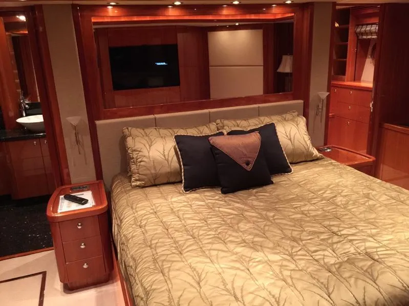 2006 Sunseeker Yacht - Raised Pilothouse