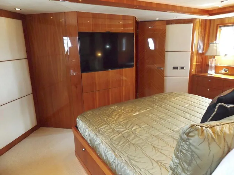 2006 Sunseeker Yacht - Raised Pilothouse