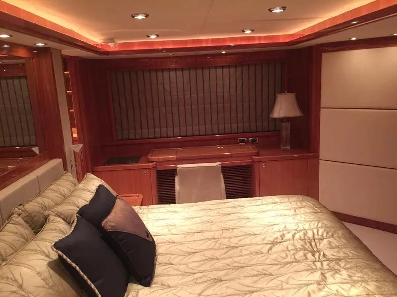 2006 Sunseeker Yacht - Raised Pilothouse