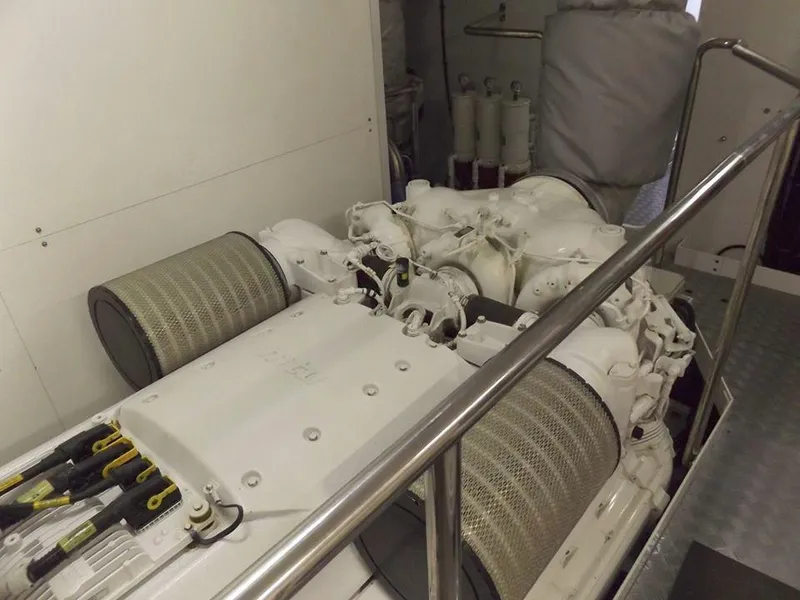 2006 Sunseeker Yacht - Raised Pilothouse