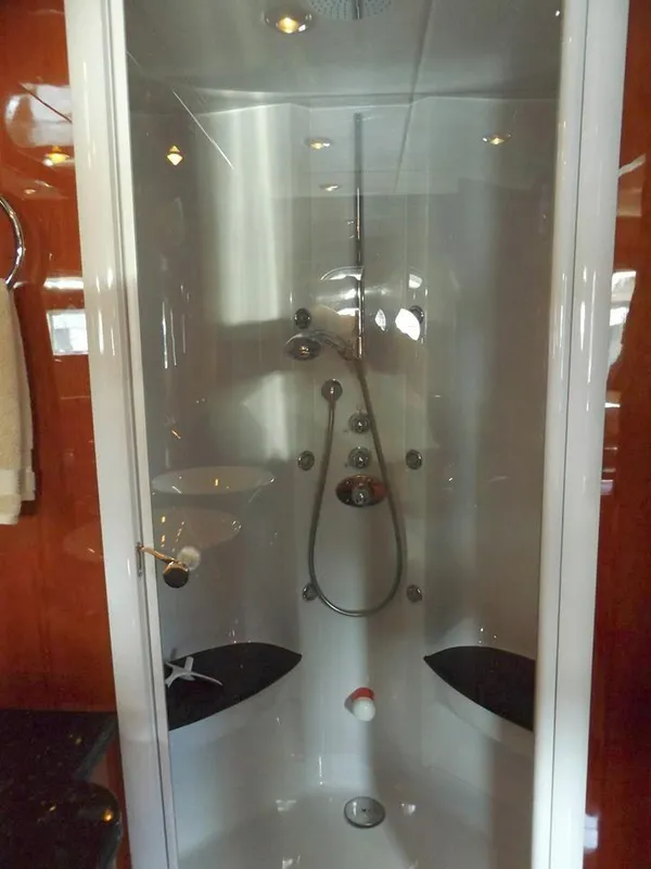 2006 Sunseeker Yacht - Raised Pilothouse