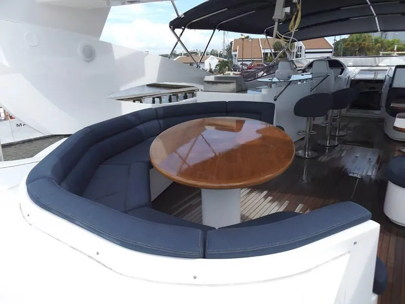 2006 Sunseeker Yacht - Raised Pilothouse