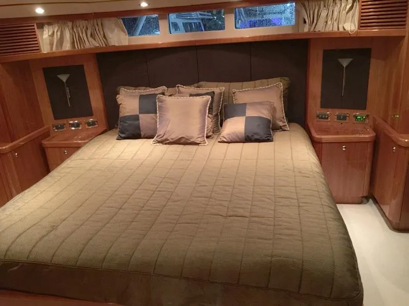 2006 Sunseeker Yacht - Raised Pilothouse