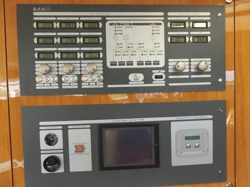 2006 Sunseeker Yacht - Raised Pilothouse