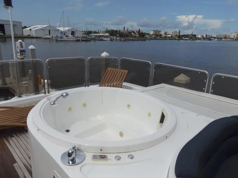 2006 Sunseeker Yacht - Raised Pilothouse