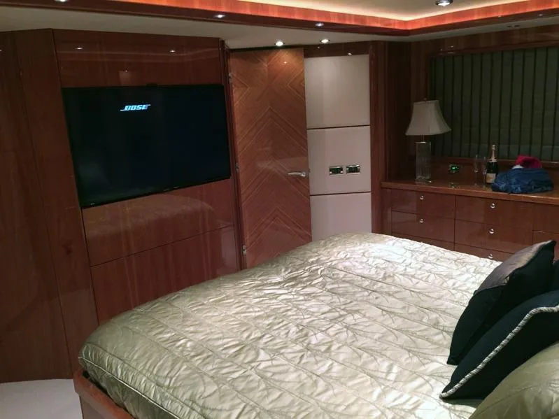 2006 Sunseeker Yacht - Raised Pilothouse