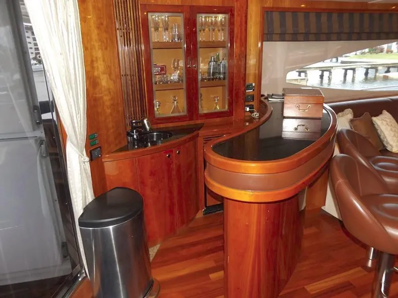 2006 Sunseeker Yacht - Raised Pilothouse