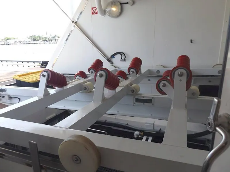 2006 Sunseeker Yacht - Raised Pilothouse