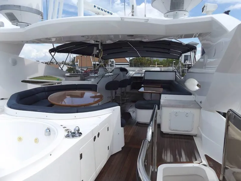 2006 Sunseeker Yacht - Raised Pilothouse