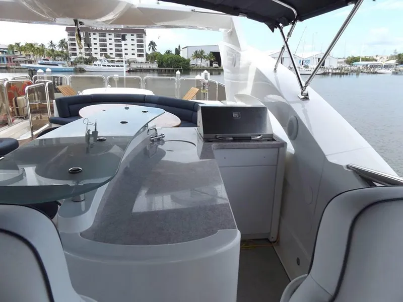 2006 Sunseeker Yacht - Raised Pilothouse