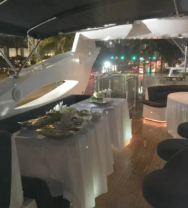 2006 Sunseeker Yacht - Raised Pilothouse