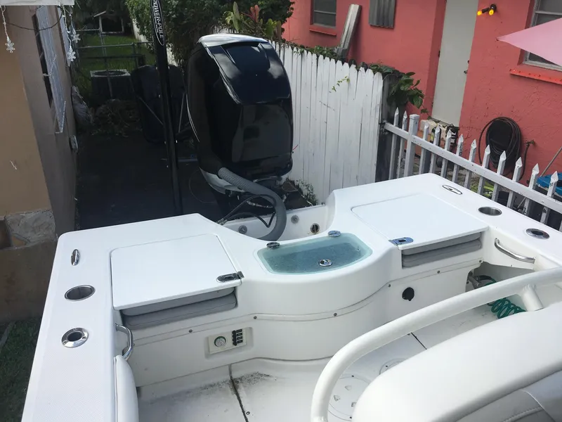 2009 Everglades 243 Center Console