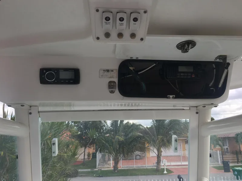 2009 Everglades 243 Center Console
