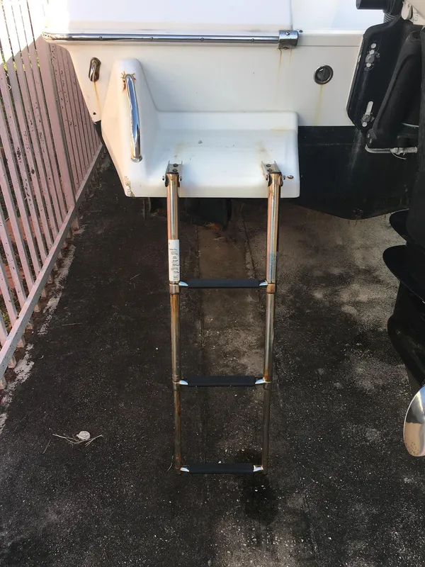2009 Everglades 243 Center Console