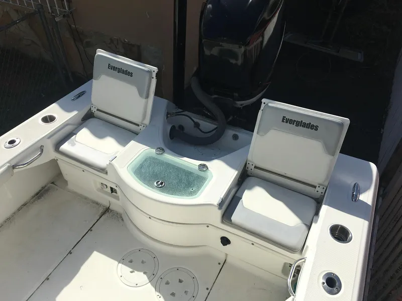 2009 Everglades 243 Center Console