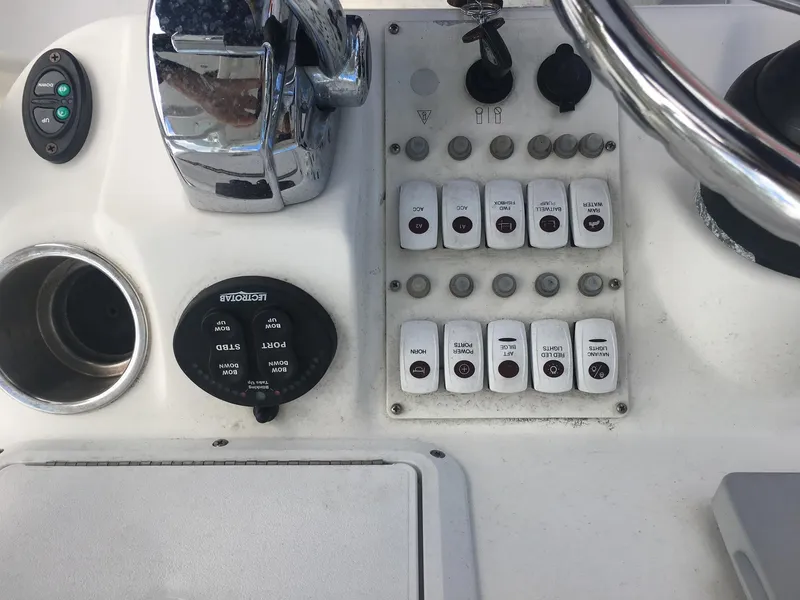 2009 Everglades 243 Center Console