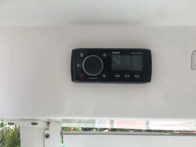 2009 Everglades 243 Center Console