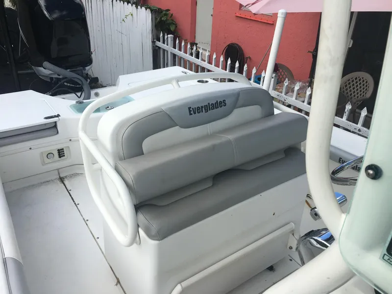 2009 Everglades 243 Center Console