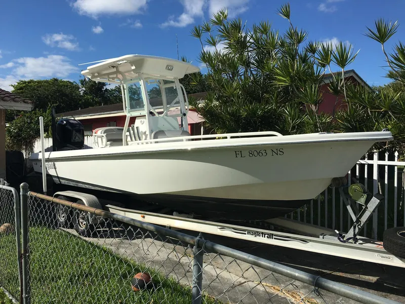 2009 Everglades 243 Center Console