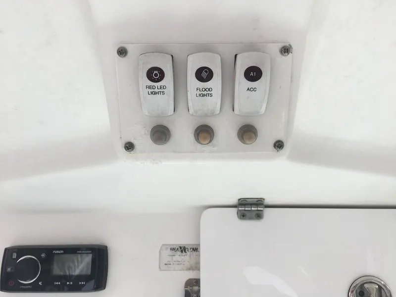 2009 Everglades 243 Center Console