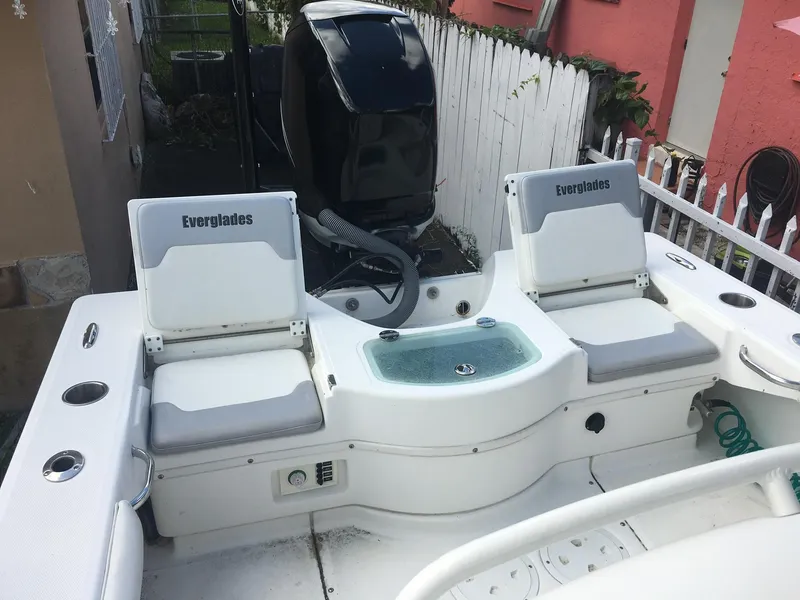 2009 Everglades 243 Center Console