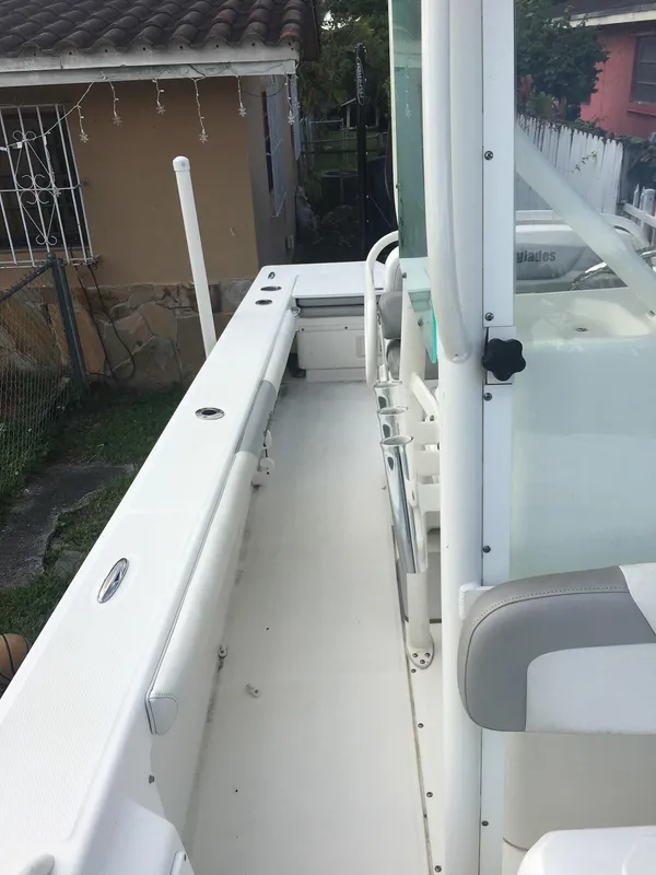 2009 Everglades 243 Center Console