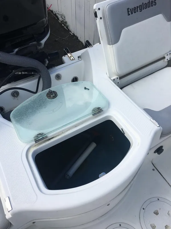 2009 Everglades 243 Center Console