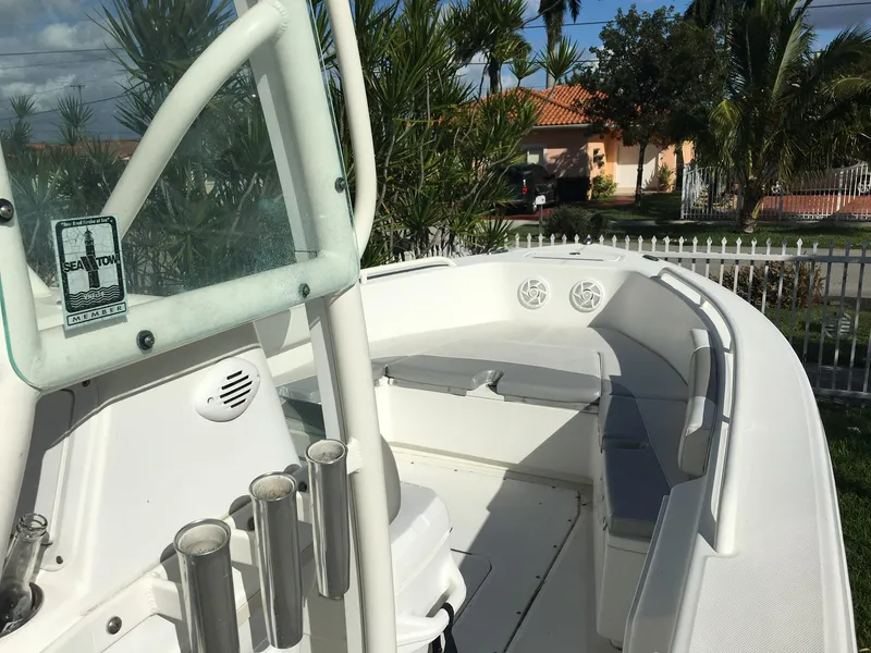 2009 Everglades 243 Center Console