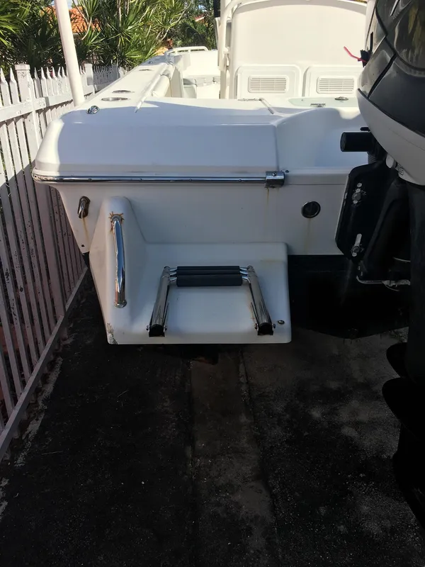 2009 Everglades 243 Center Console