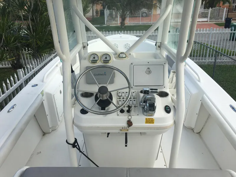 2009 Everglades 243 Center Console