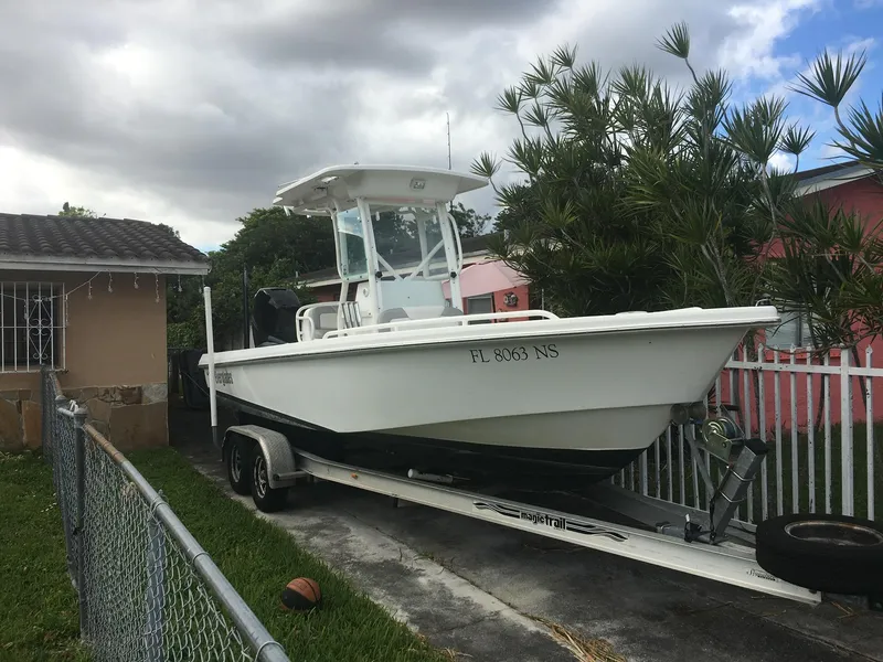 2009 Everglades 243 Center Console