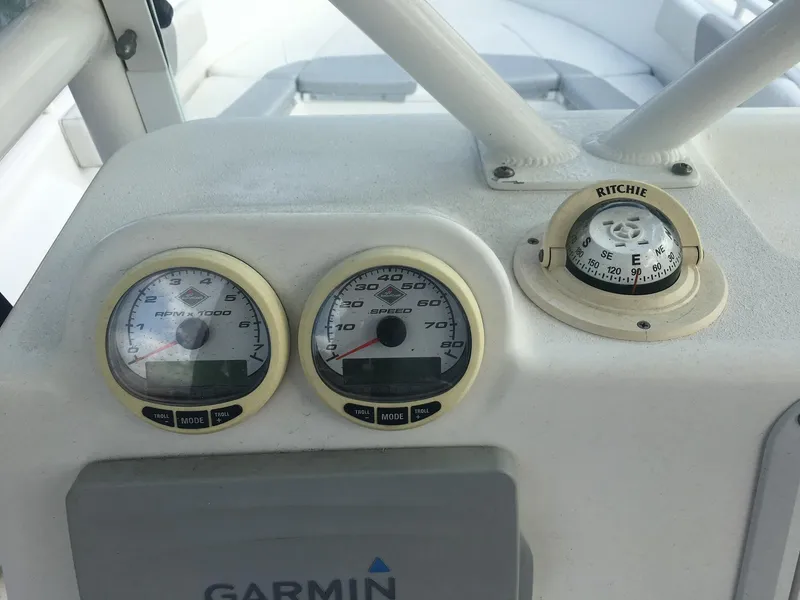 2009 Everglades 243 Center Console