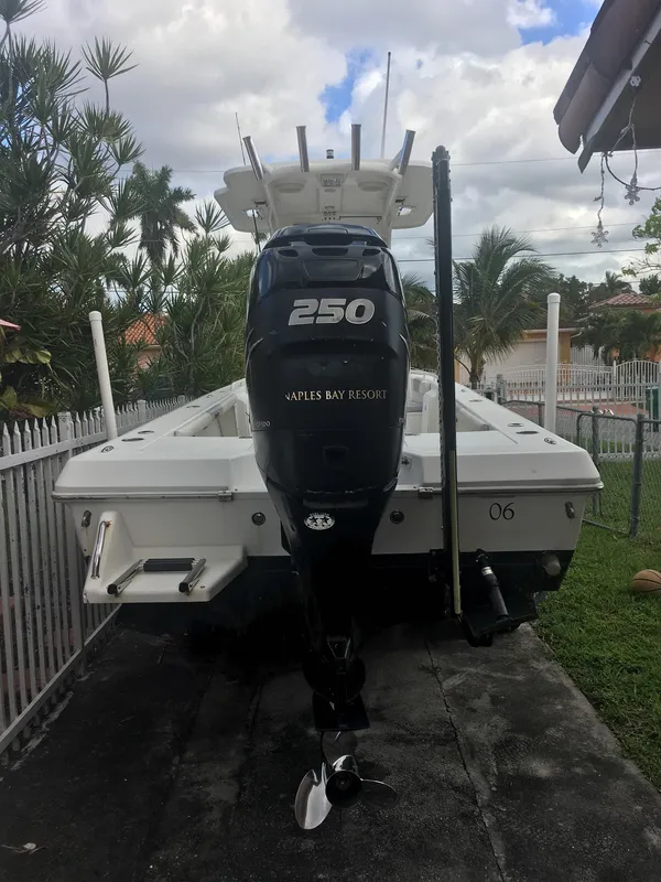 2009 Everglades 243 Center Console