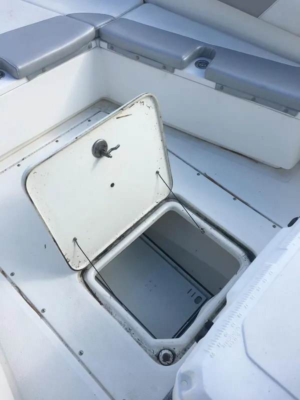 2009 Everglades 243 Center Console