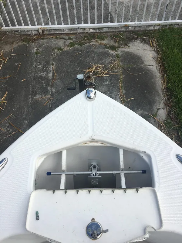 2009 Everglades 243 Center Console