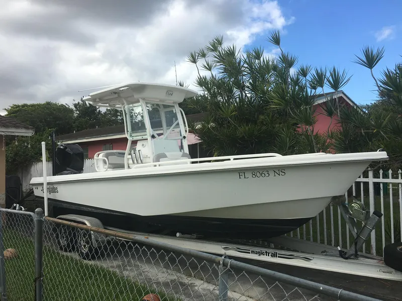 2009 Everglades 243 Center Console