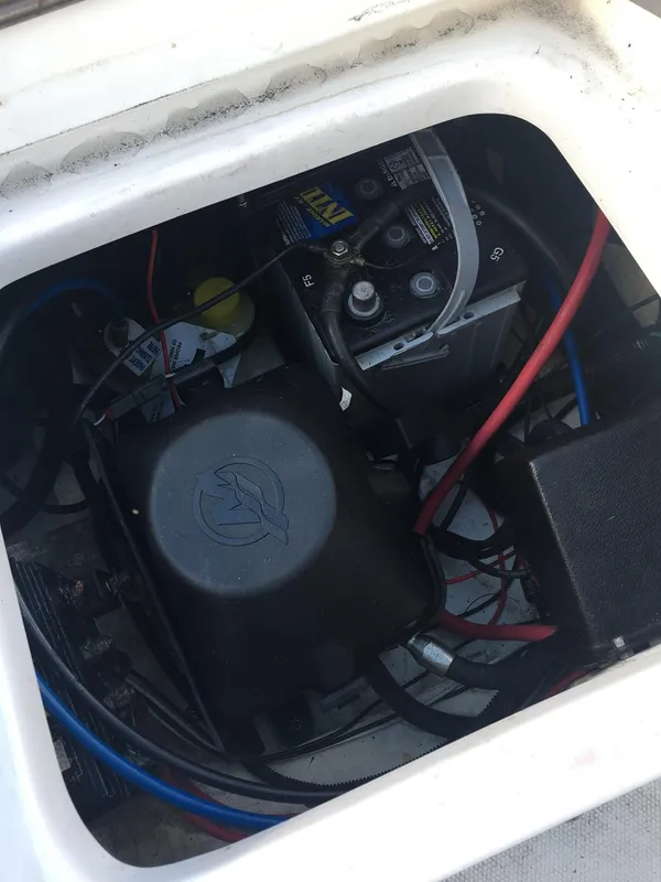 2009 Everglades 243 Center Console