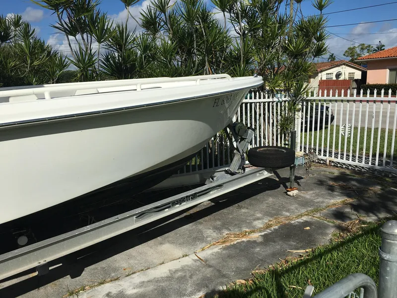 2009 Everglades 243 Center Console