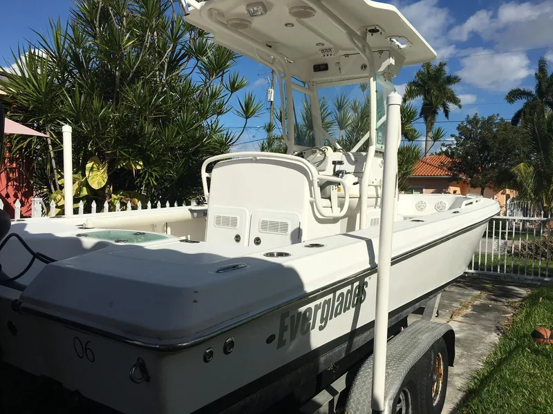 2009 Everglades 243 Center Console