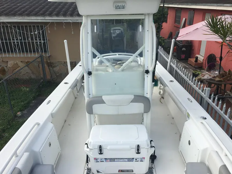 2009 Everglades 243 Center Console