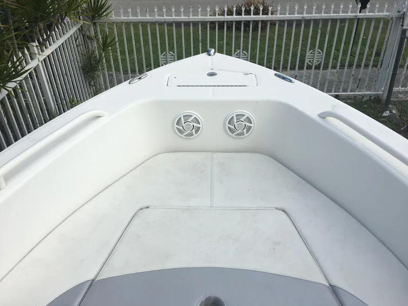 2009 Everglades 243 Center Console