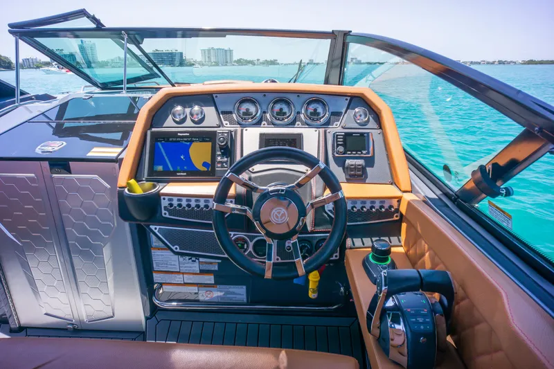 2017 Cruisers Yachts 338 CX South Beach Bow Rider