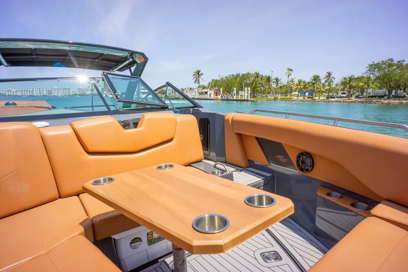 2017 Cruisers Yachts 338 CX South Beach Bow Rider