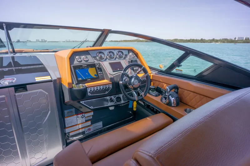 2017 Cruisers Yachts 338 CX South Beach Bow Rider
